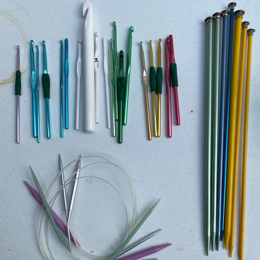 Beautiful set of crotchet and knitting needles.